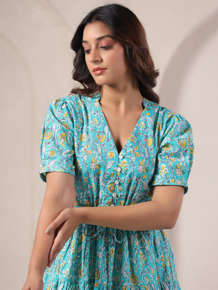 Close-up of three-quarter sleeves and paisley jaal print on sky blue cotton dress.